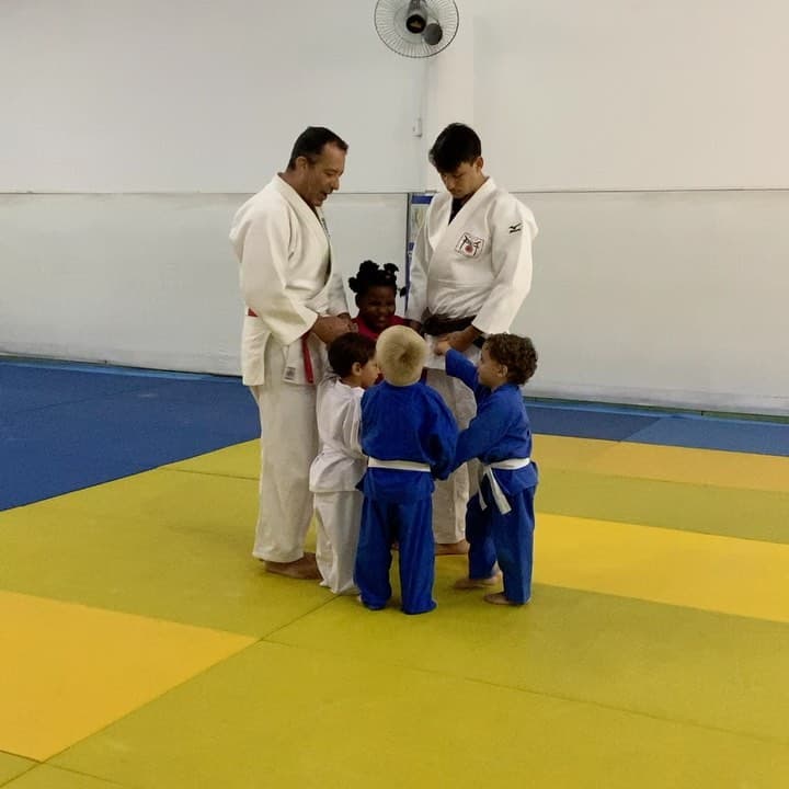 Instrutores com crianças no tatame
