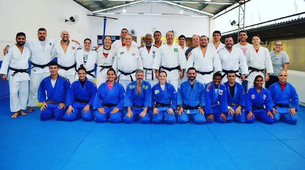 Turma de judô da associação